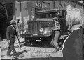 Francesco Bellio (a sinistra) e un camion per l'acqua davanti alla pasticceria Lolly, Asmara 1937
